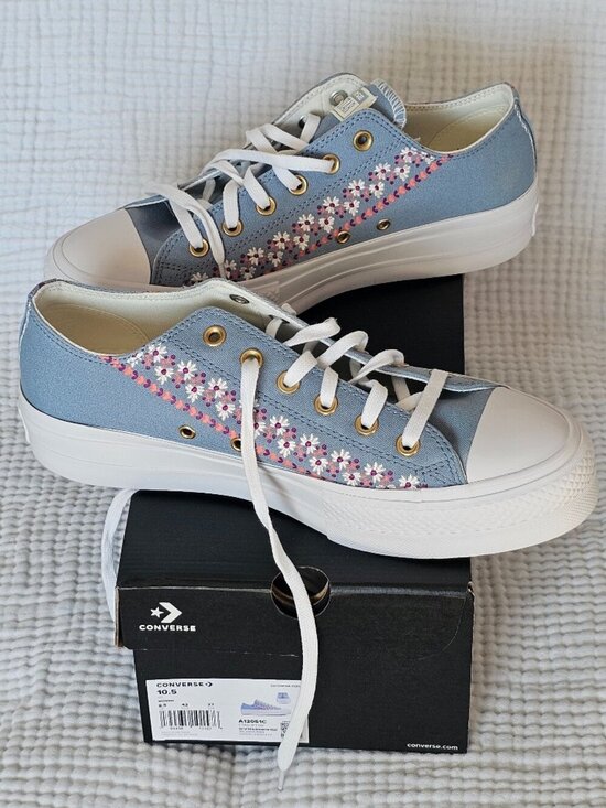 Converse Shoes - 😍NWT😍 Chuck Taylor All Star Lift Embroidered Florals, Size 10.5 Women's
